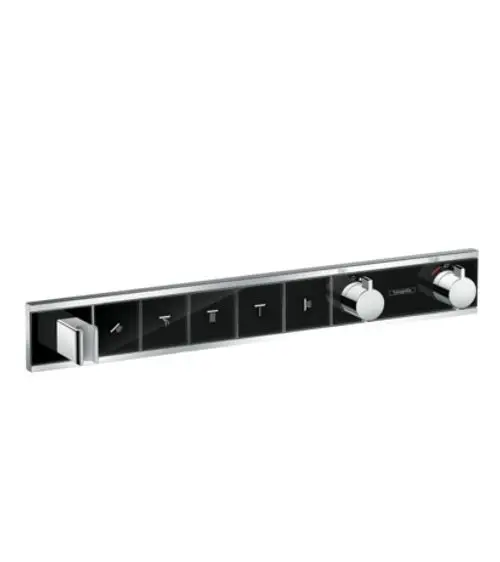 Thermostatsteuerung von Hansgrohe für Dusche und Bad, mit mehreren Bedienelementen in Schwarz und Chrom, integriertem Brausehalter und Platz für fünf Verbraucher.